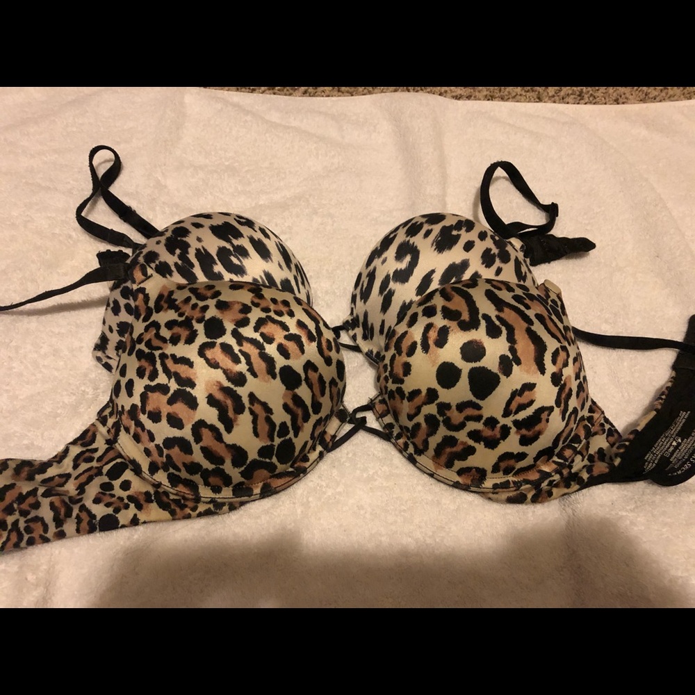 Victoria’s Secret bombshell bras 34B